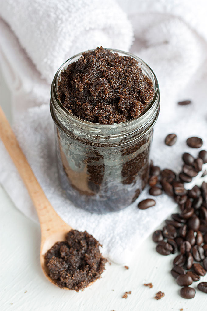 Gommage corporel maison au marc de café, noix de coco et huile de baobab
